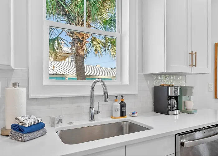 Holiday home Luxe Stayin' Salty 3 Min Walk To Pool Pets Bikes Sleeps 12