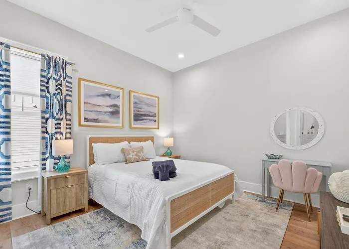 Holiday home Luxe Stayin' Salty 3 Min Walk To Pool Pets Bikes Sleeps 12