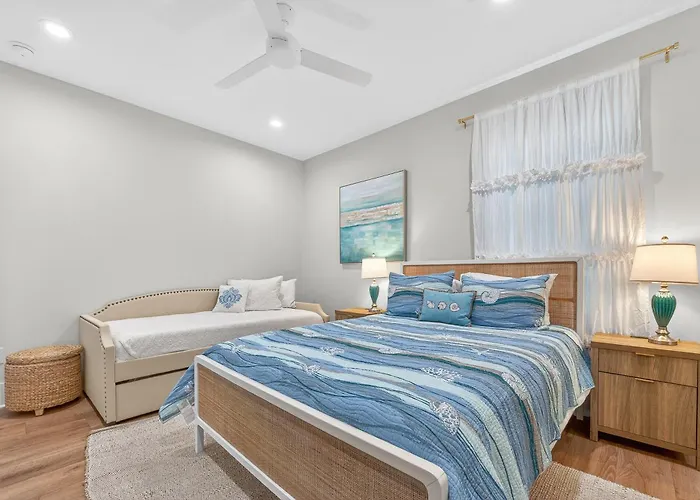 Holiday home Luxe Stayin' Salty 3 Min Walk To Pool Pets Bikes Sleeps 12